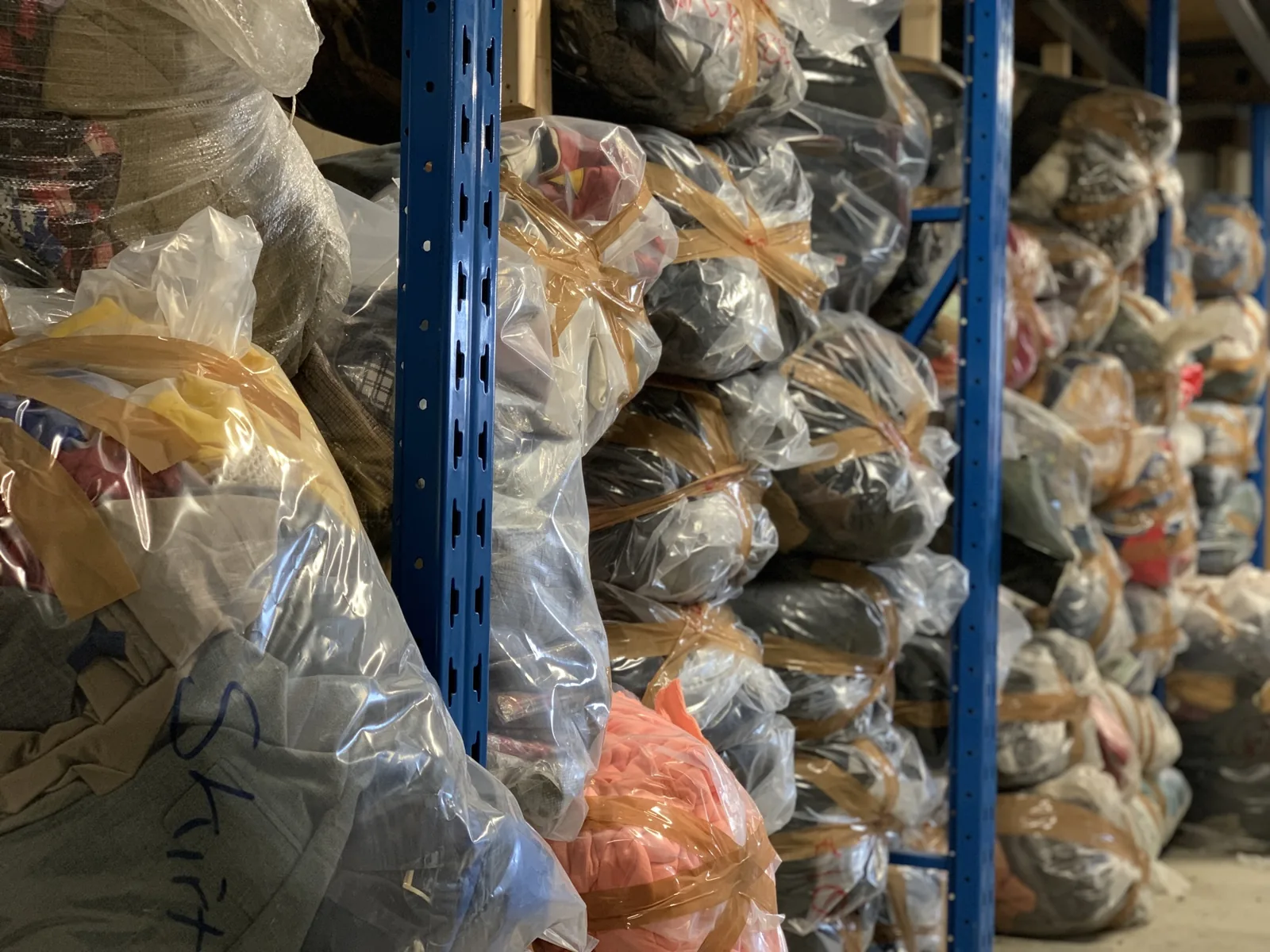 Vintage clothing wholesale by the kilo in our warehouse